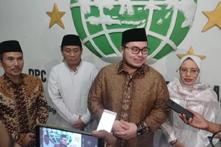 Ketua DPC PKB Kabupaten Kediri Drs. H. Sentot Djamaludin, Dewan Syuro PKB Kabupaten Kediri KH. Umar Farug, Mas Dhito dan Mbak Dewi usai pertemuan di Kantor PKB Kabupaten Kediri Kamis malam (bakti)