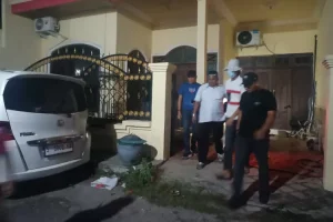 Polisi Gabungan Gerebek Sebuah Rumah di Perumahan Doko Kediri, Diduga Kasus Penggelapan