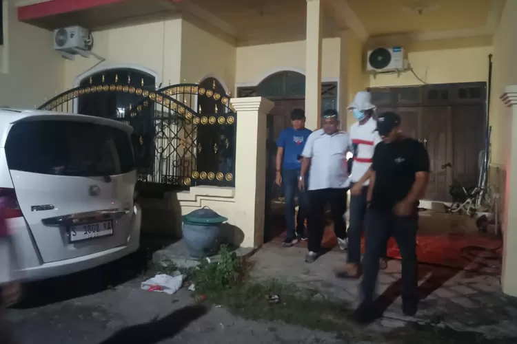 Petugas gabungan dari Polrestabes Surabaya dan Polda Metro Jaya menggerebek sebuah rumah di Perumahan Doko