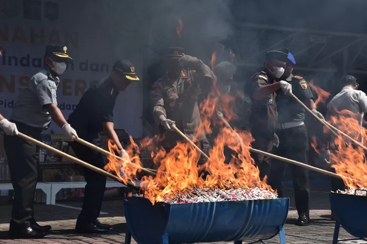 Bea Cukai Madiun Musnahkan Ratusan Ribu Batang Rokok Ilegal