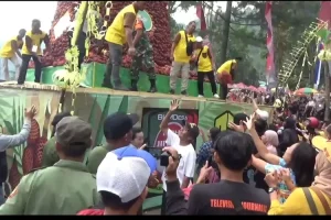 Ribuan Warga di Jombang Rebutan Salak, Ini Infonya