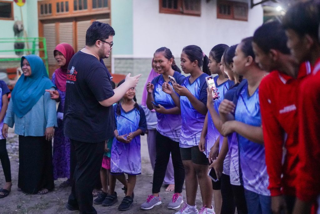 Menginap di Rumah Warga, Mas Dhito Janjikan Akan Benahi Lapangan Bola Voli