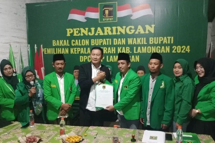 Bupati Lamongan Yuhronur Efendi daftar penjaringan calon Bupati Lamongan di DPC PPP di jalan Suwoko