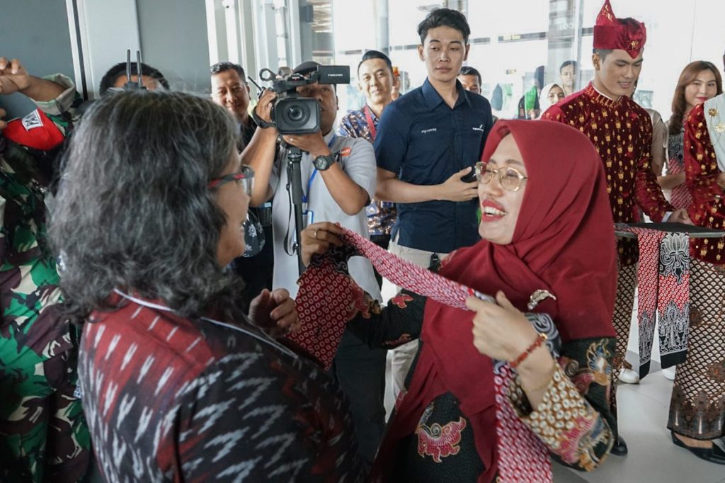 Pj Wali Kota Kediri Zanariah Jadi Penumpang First Landing Rute Balikpapan-Kediri di Bandara Internasional Dhoho Kediri