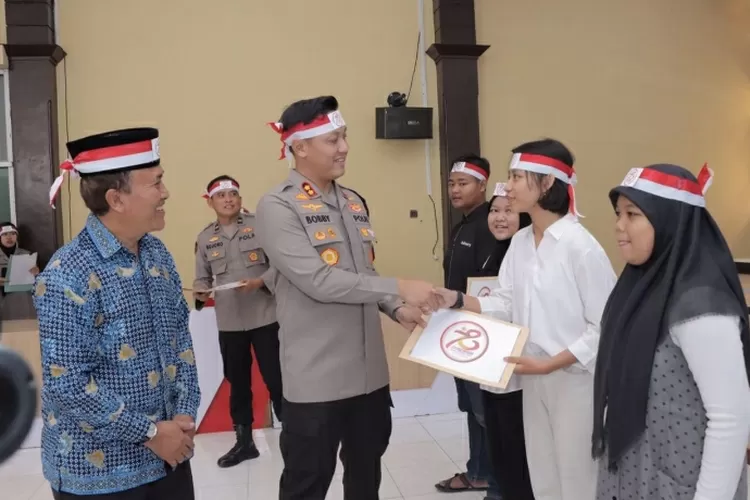 Peringati Hari Bhayangkara ke-78, Polres Lamongan Berikan Beasiswa Pada Puluhan Siswa Berprestasi