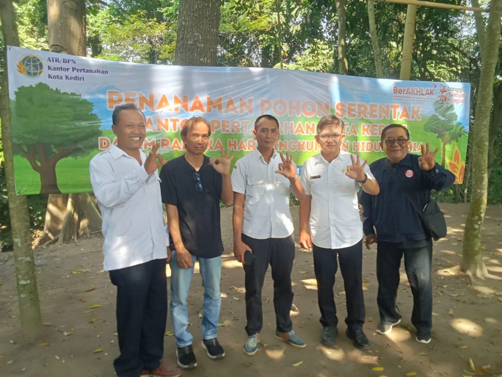 BPN Kota Kediri Tanam 100 Pohon di Sumber Cakarwesi Peringati Hari Lingkungan Hidup Dunia