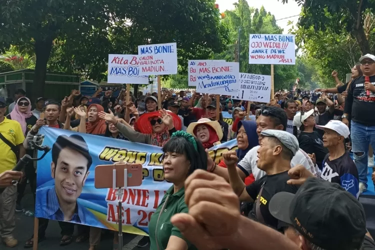 Ribuan warga Kota Madiun saat mendatangi rumah Bonie Laksmana