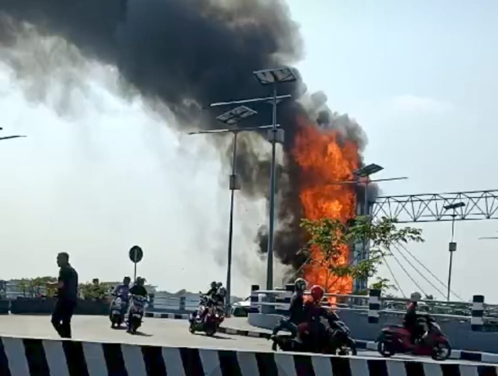 Tiang Penyangga Jembatan Brawijaya Kota Kediri Terbakar, Ini Infonya