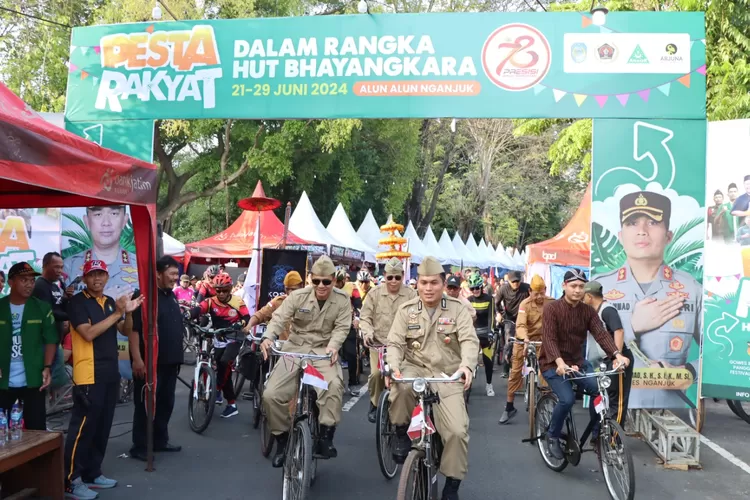 Kapolres Nganjuk Ajak Ribuan Warga Gowes Bareng Sambut Hari Bhayangkara ke-78