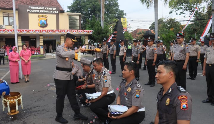 Polres Kediri Kota Gelar Upacara Kenaikan Pangkat Anggota, Tekankan Profesionalisme dan Dedikasi