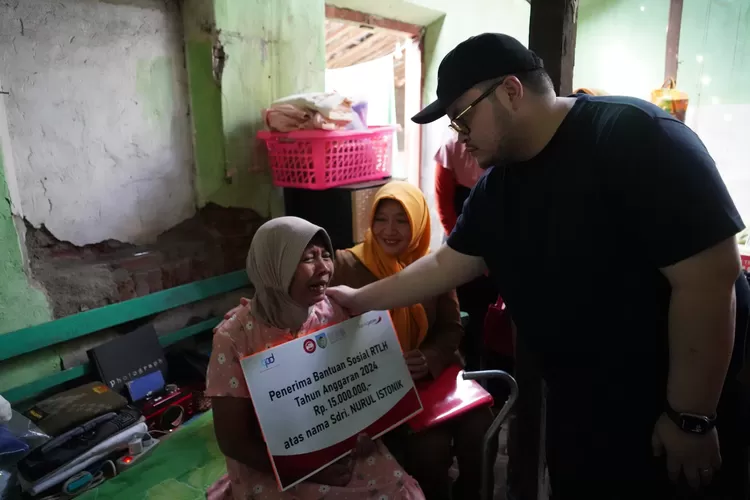 Mas Dhito Bangunkan Rumah Janda Yang Hidup Sebatangkara