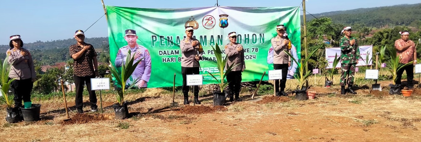 Polres Kediri Kota tanam pohon dalam rangka hari Bhayangkara