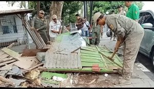 Satpol PP Kota Kediri Bongkar Paksa Lapak PKL, Sudah Beri Peringatan Tapi Tidak Digubris