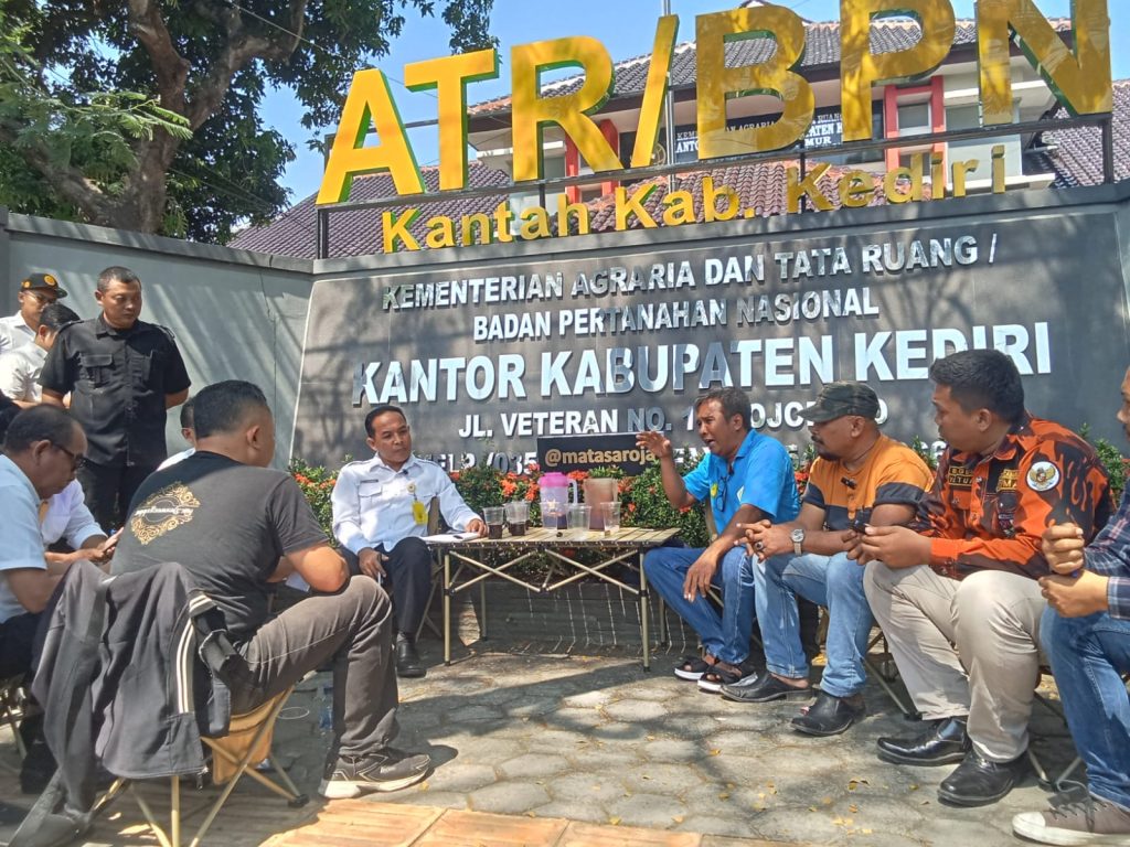 Sejumlah organisasi masyarakat (ormas) dan Lembaga Swadaya Masyarakat (LSM) melakukan aksi unjuk rasa ke Kantor ATR/BPN Kabupaten Kediri