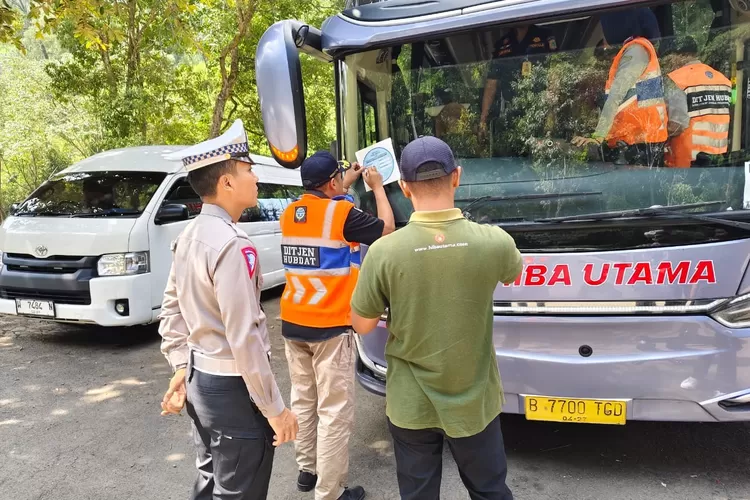 Tim Gabungan di Kota Batu Adakan Rampcheck untuk Pastikan Bus Pariwisata Layak Jalan