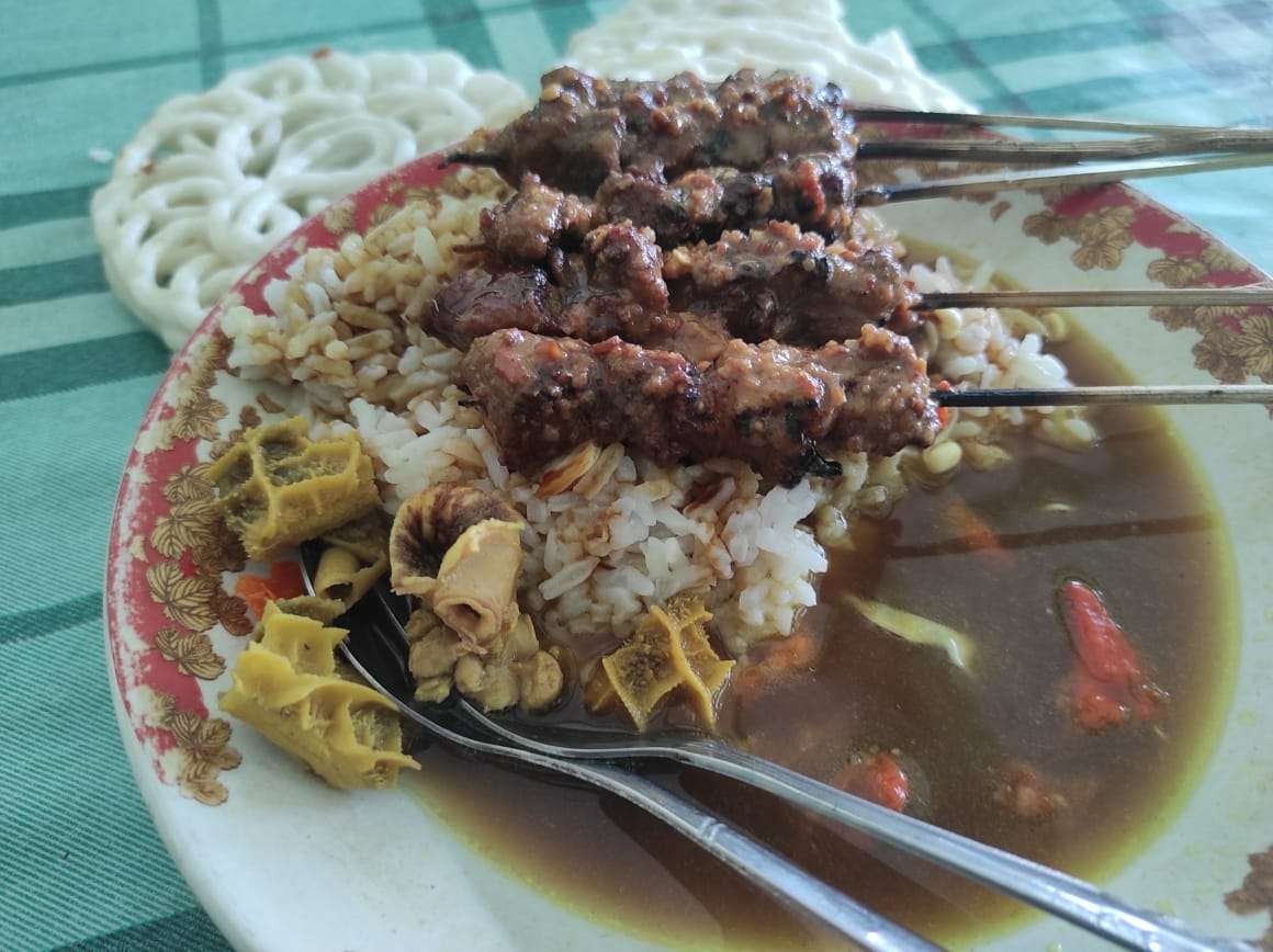 Anda Penggemar Kuliner Sate Tapi Khawatir Kolesterol Naik ? Soto Sate Sapi Pak Di di Kediri Jadi Pilihan