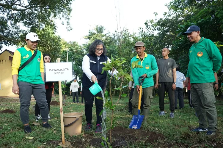 Pernah Mengering, Pj Wali Kota Kediri Tanam Pohon di Sumber Dadapan