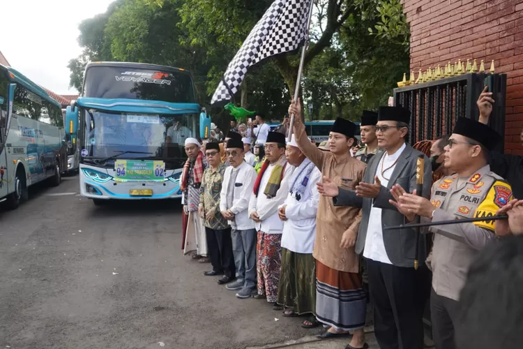 530 JCH Asal Trenggalek Berangkat ke Tanah Suci, Usia Termuda 18 Tahun - Tertua 95 Tahun