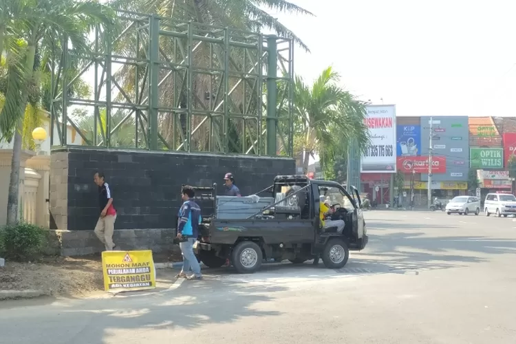 Videotron yang berada di depan kantor bupati, dalam tahap pembangunan