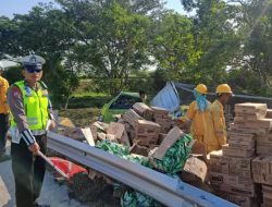 Kronologi Truk Box Muatan Susu Kaleng Terguling di Tol Jombang – Mojokerto, Susu Kemasan Empat Ton Berserakan!