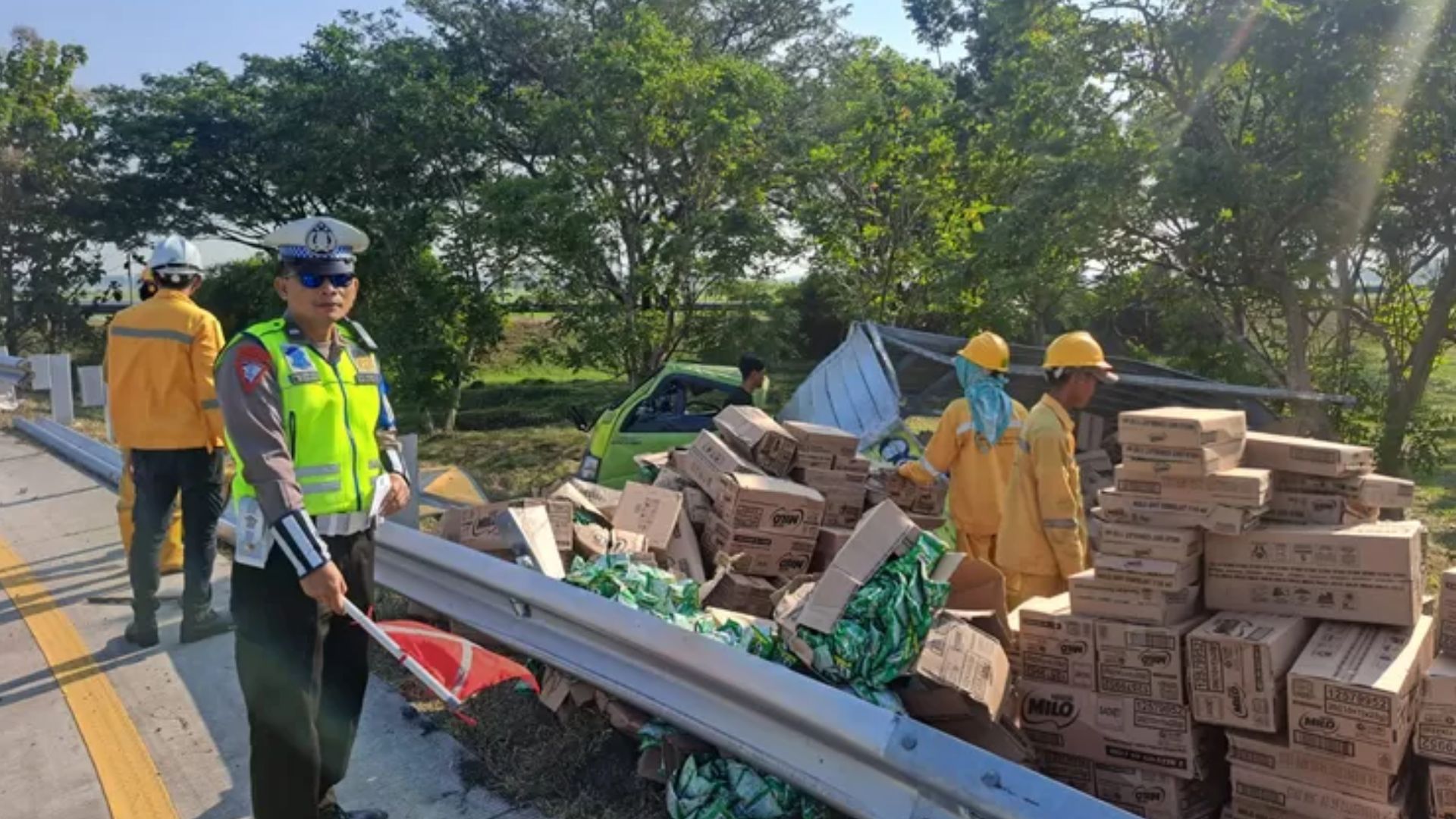 Kronologi Truk Box Muatan Susu Kaleng Terguling di Tol Jombang - Mojokerto, Susu Kemasan Empat Ton Berserakan!