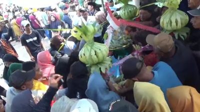 Tradisi Sedekah Dusun di Turingpinggir Curi Antusias Warga, Rebutan Jodang di Pemakaman Umum