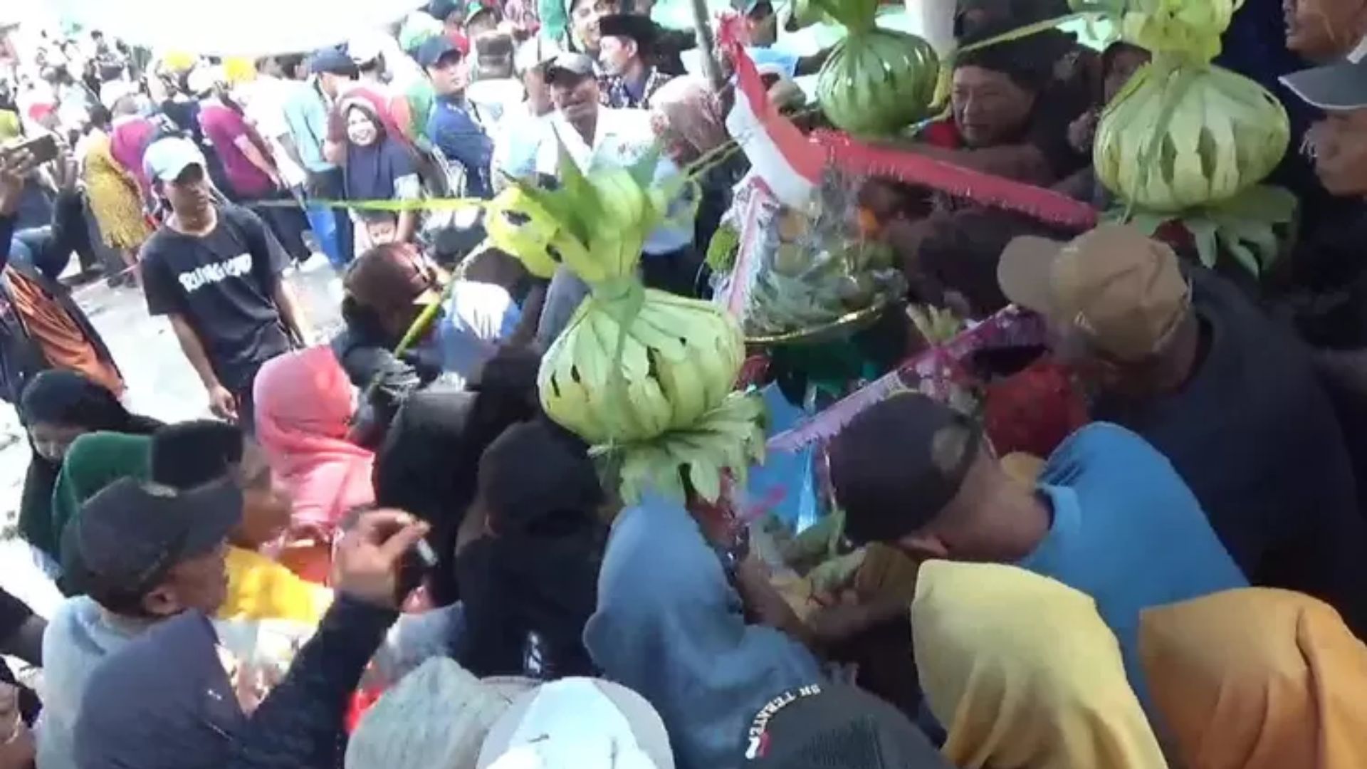 Tradisi Sedekah Dusun di Turingpinggir Curi Antusias Warga, Rebutan Jodang di Pemakaman Umum