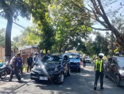 Mobil Daihatsu Xenia di Kota Batu Ugal-ugalan Hingga Tabrak Dua Mobil Lainnya