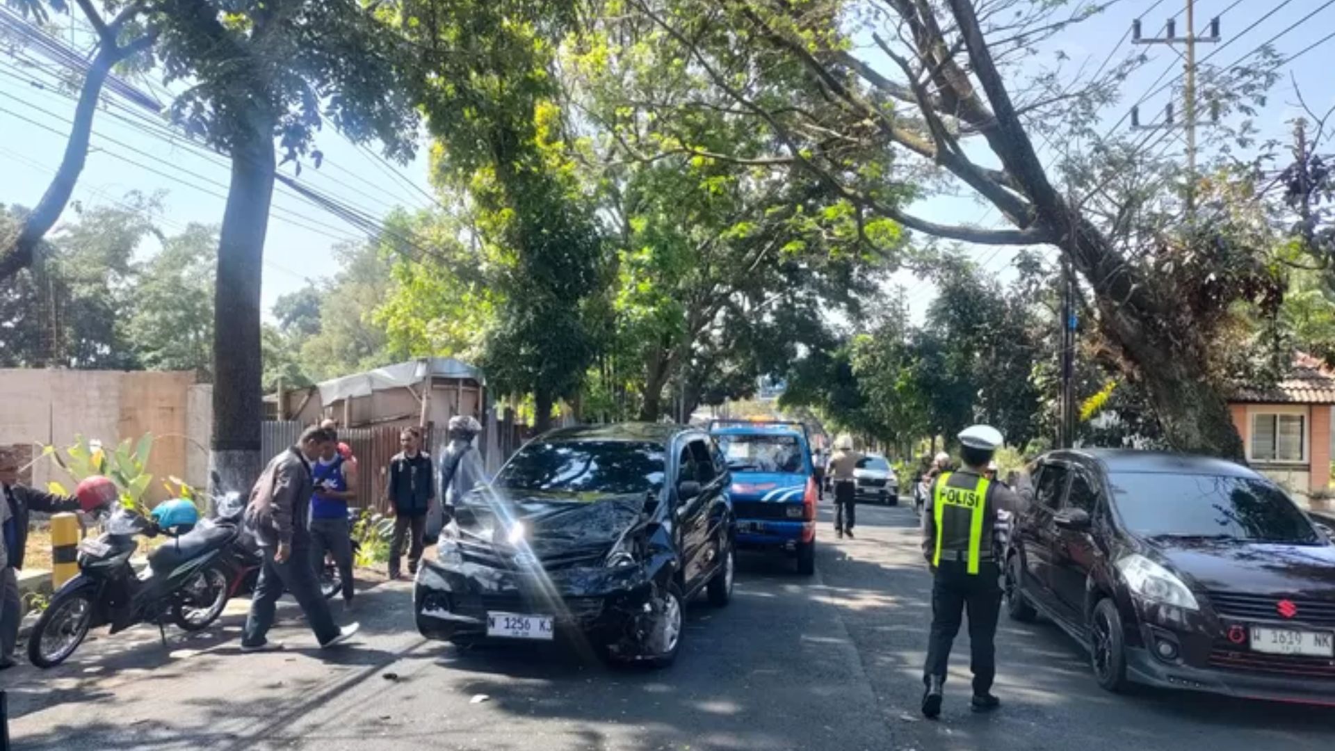 Mobil Daihatsu Xenia di Kota Batu Ugal-ugalan Hingga Tabrak Dua Mobil Lainnya