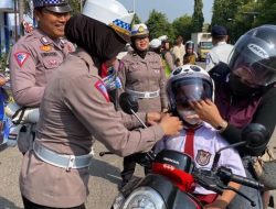 Operasi Patuh Semeru 2024 di Madiun, Pengemudi yang Tertib Dapat Helm Gratis