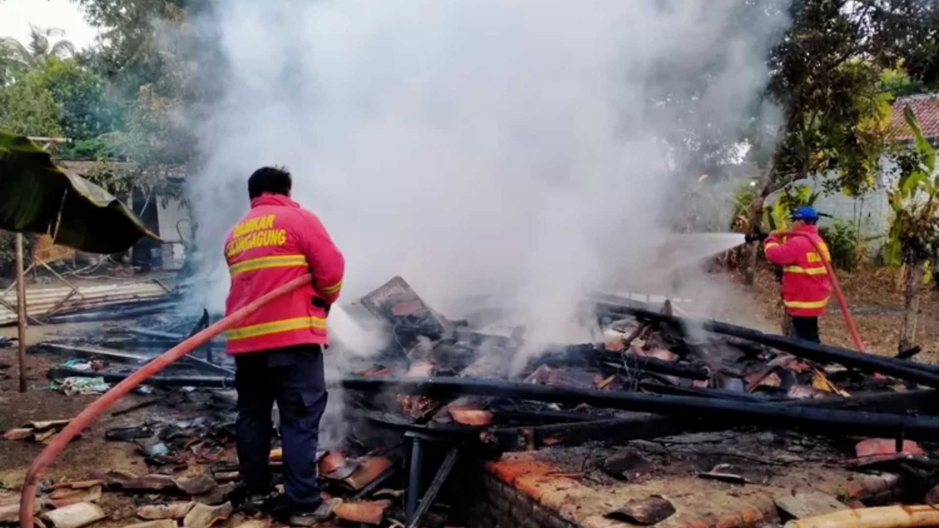 Rumah Bambu di Kedungwaru Tulungagung Ludes Terbakar, Obat Nyamuk Diduga Jadi Pemicu