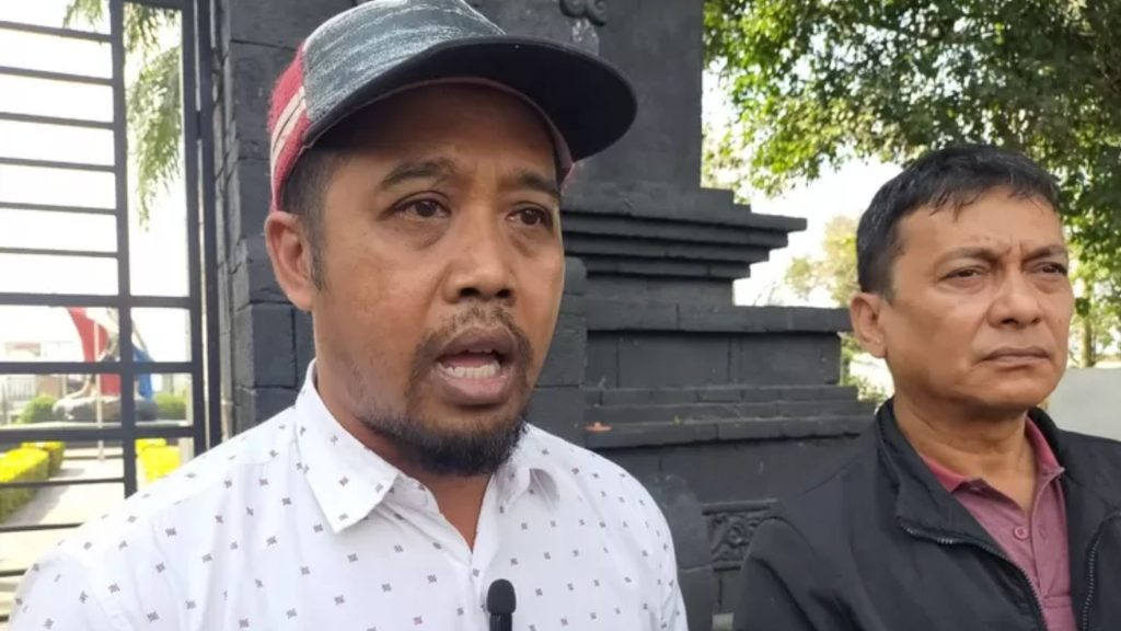 Spanduk Pemindahan Makam Eddy Rumpoko Mantan Wali Kota Batu Tuai Pro dan Kontra