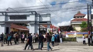 Tolak Pembangunan Gudang Pendingin Ikan! Puluhan Warga Demo di Depan Kantor BalaI Desa Tulungagung