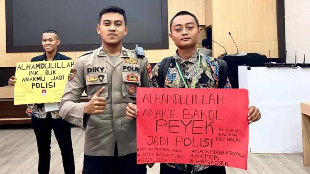 Kisah Inspiratif! Anak Penjual Rempeyek di Jombang Lolos Jadi Polisi