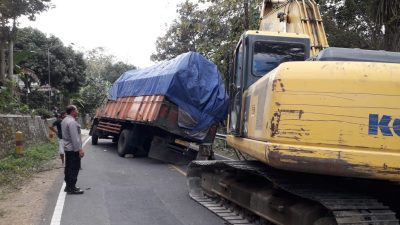 Pecah Ban Truk di Jalan Nasional Trenggalek-Ponorogo Lumpuhkan Akses Jalan