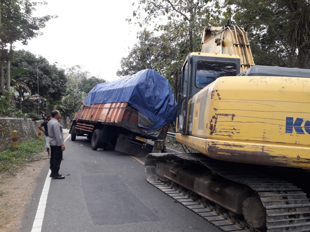 Pecah Ban Truk di Jalan Nasional Trenggalek-Ponorogo Lumpuhkan Akses Jalan