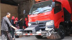 Kepala DLH Gulang Winarno saat menunjukkan truk road sweeper