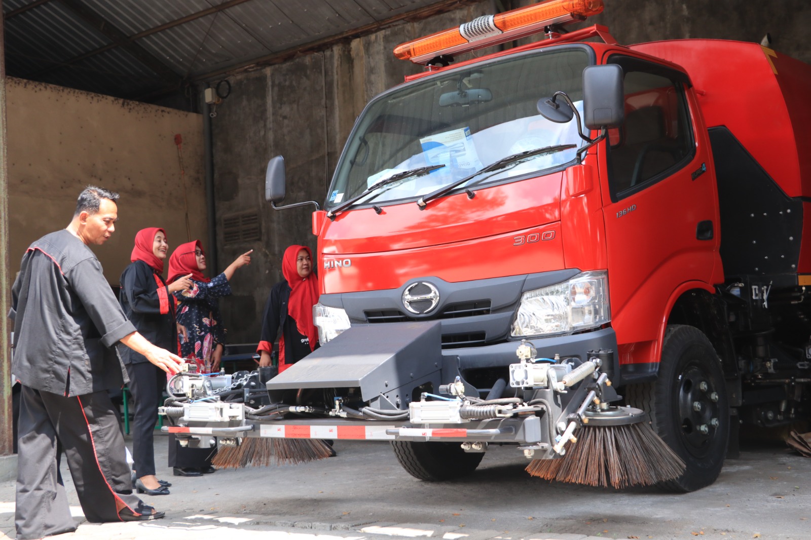 Kepala DLH Gulang Winarno saat menunjukkan truk road sweeper