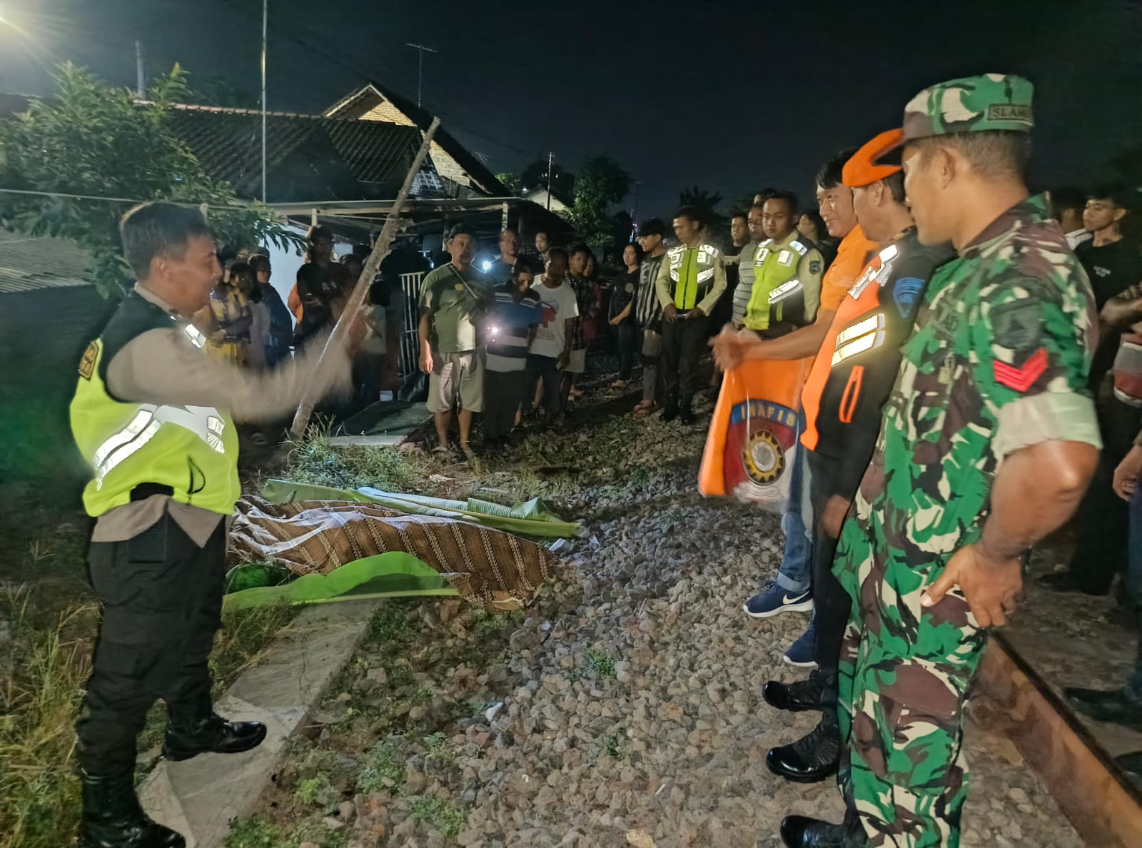 Tukang rosok dan pemulung sampah ini tewas setelah tertabrak kereta api