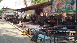 Sejumlah warung kopi di taman Kelono Sewandono yang sepi