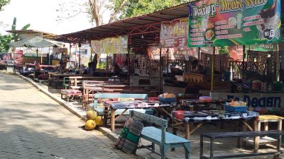 Sejumlah warung kopi di taman Kelono Sewandono yang sepi