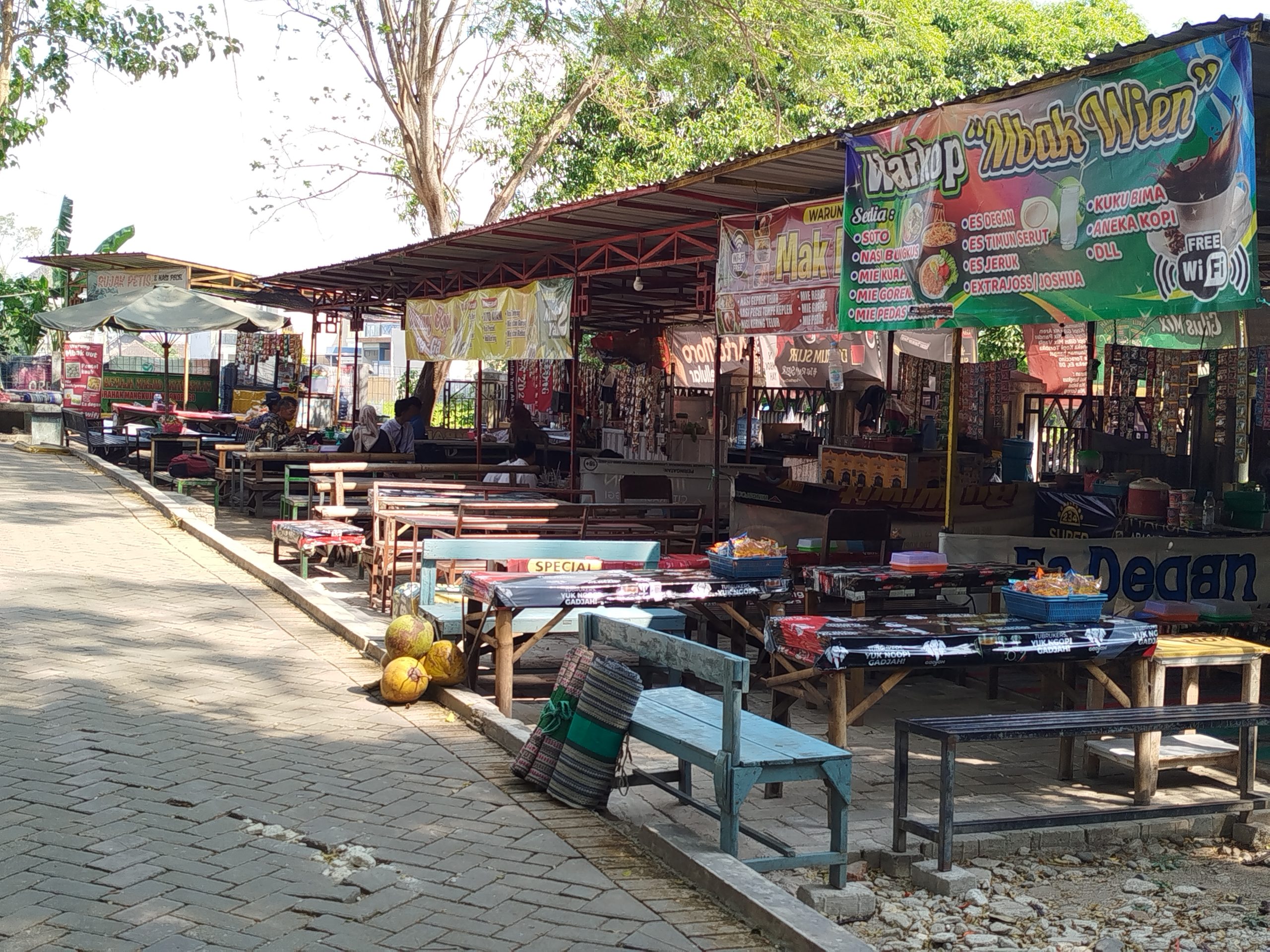 Sejumlah warung kopi di taman Kelono Sewandono yang sepi