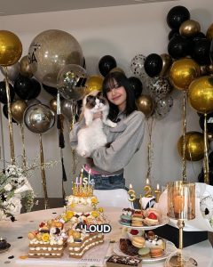 Desainer Tiongkok Tuding Busana Lisa BLACKPINK Plagiat Dalam MV “ROCKSTAR”, Apa Benar? 