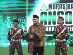 Mas Dhito Beri Bantuan Anggota Banser Tertua di Pelantikan GP Ansor