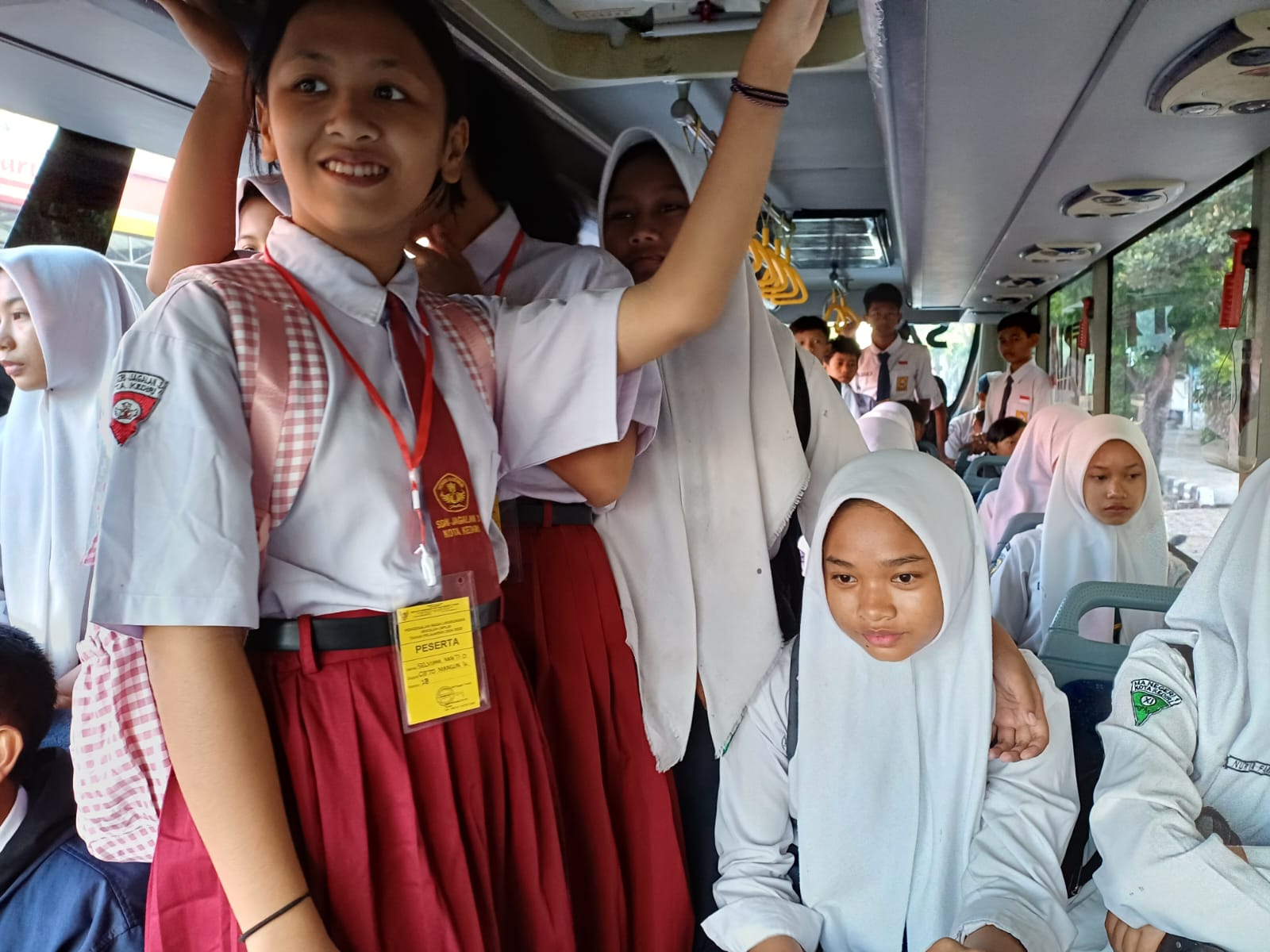 Para Pelajar di Kota Kediri Serbu Bus Sekolah pada Hari Pertama Sekolah