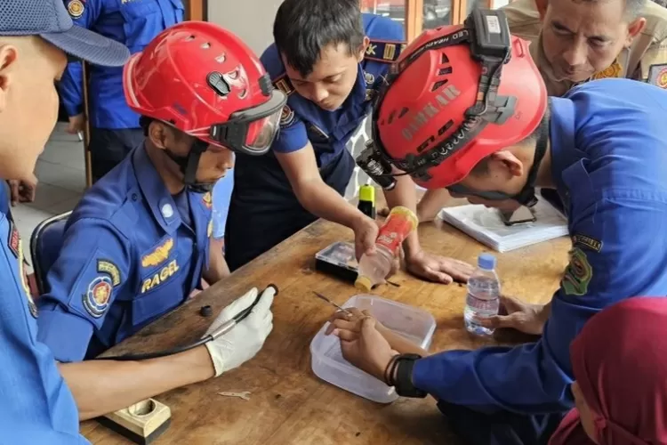 Petugas Pemadam Kebakaran di Trenggalek Potong Paksa Cincin di Jari Seorang Anak, Ini Sebabnya 