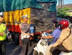 Polisi di Kota Kediri Hentikan Pengendara Motor, Tapi Malah Dikasih Cokelat, Ini Ternyata Tujuannya