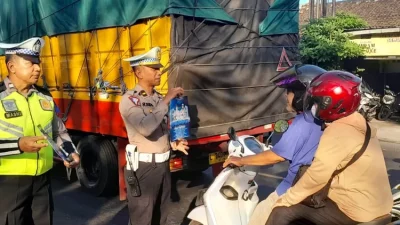 Polisi di Kota Kediri Hentikan Pengendara Motor, Tapi Malah Dikasih Cokelat, Ini Ternyata Tujuannya