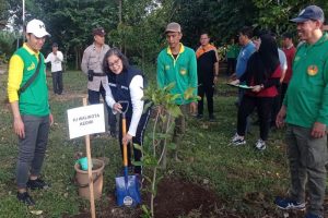 Peringati Hari Lingkungan Hidup Sedunia, DLHKP Kota Kediri Tanam Ratusan Pohon, Bukti Nyata Menjaga Kelestarian Lingkungan