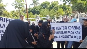 Puluhan Korban Gagal Bayar KSP Sejahtera Bersama Kediri Demo ke Dinas Koperasi dan UMKM, Ini Tuntutannya